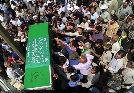 پیکر پنج شهید مدافع حرم در قم تشییع می‌شود