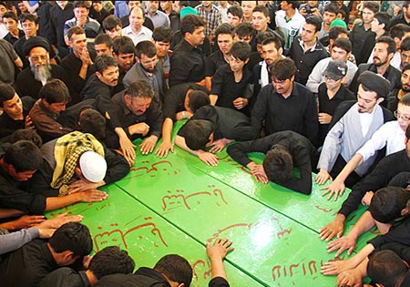 مراسم وداع با سه شهید مدافع حرم لشکر فاطمیون در مشهد مقدس برگزار شد