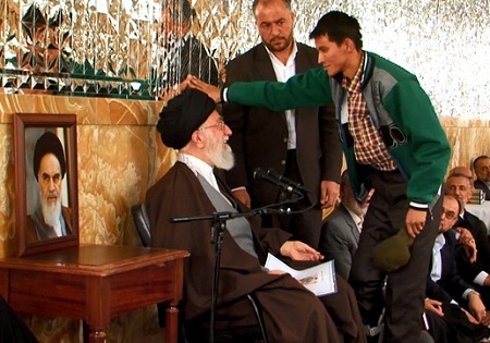 کلیپ/ دیدار خانواده شهدای مدافع حرم افغانستانی با رهبر انقلاب اسلامی