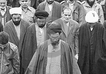 فیلم/ دعای امام خامنه‌ای در سال ۱۳۵۸