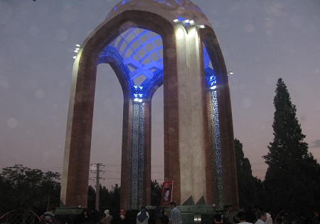 عزاداری سوگواران شهادت امام صادق‌(ع) در جوار یادمان شهدای گمنام