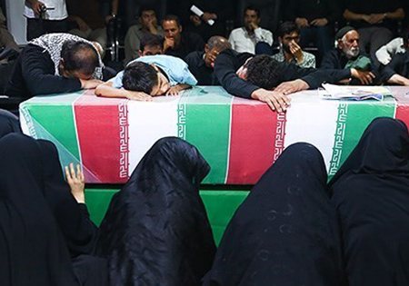 آخرین وداع فرزند 3 ساله شهید «محمود نریمانی» با پیکر پدر