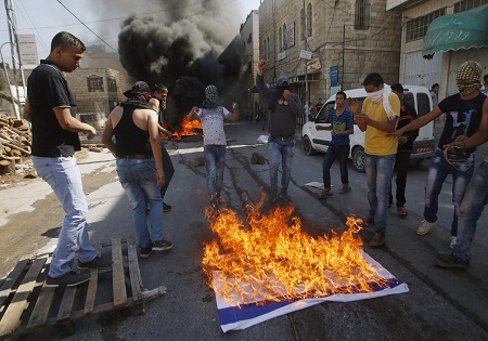 حملات تجاوزکارانه صهیونیست‌ها به مردم بی‌دفاع فلسطین/ دفتر صلیب سرخ در فلسطین تعطیل شد
