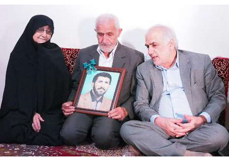 استاندار مازندران با خانواده شهید کارمند گلوگاهی دیدار کرد