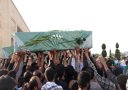 پیکر مطهر 2 شهید مدافع حرم بر روی دستان مردم یزد تشیع شد + تصاویر