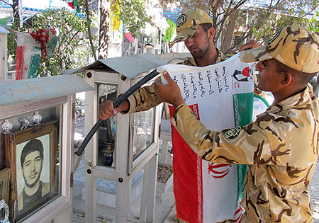 تعویض پرچم مزار مطهر شهدا در گلزار شهدای تهران