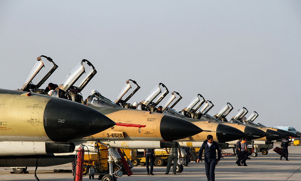 مناورة جوية مشتركة بين القوات الجوية للجيش والحرس الثوري فوق مياه الخليج الفارسي