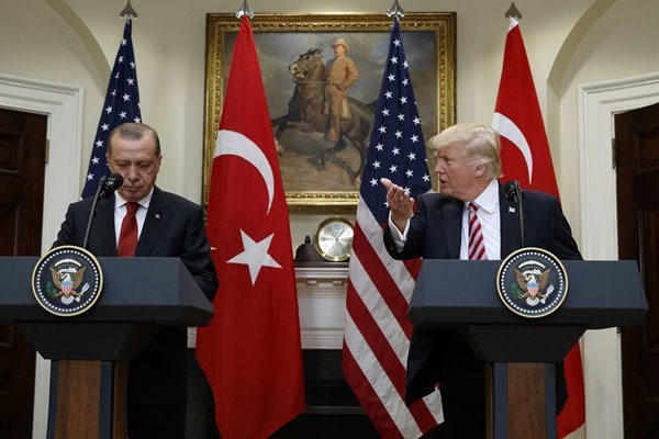 ترامب يتراجع عن تصريحاته بتدمير الاقتصاد التركي