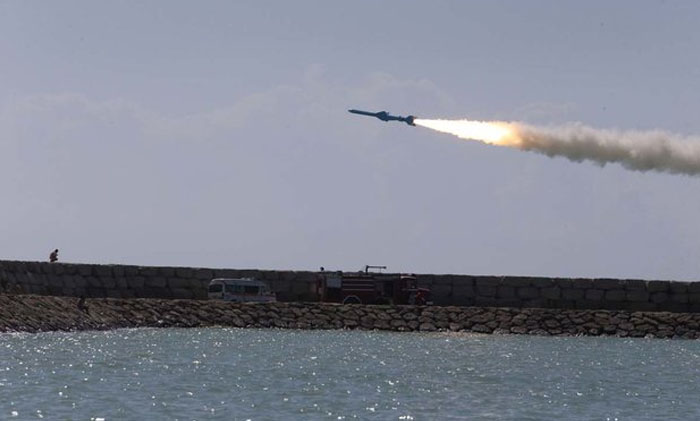 مدمرة وفرقاطة ايرانيتان تطلقان صواريخ كروز في مناورات «ولاية 97» البحرية