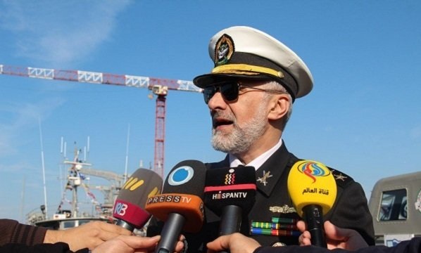 الادميرال رستكاري يؤكد على ضرورة رفع مستوى المعايير والتقنيات لصناعات البحرية الايرانية