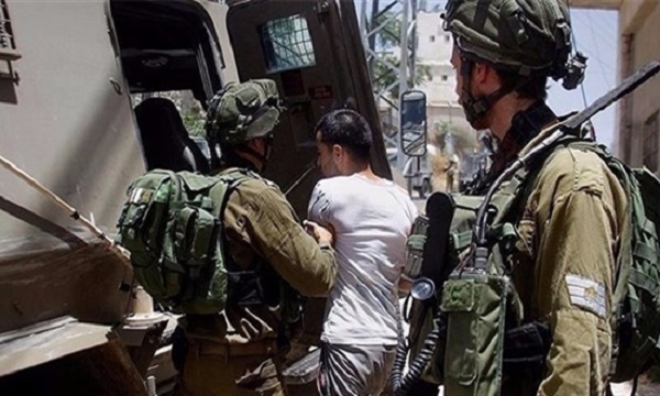 قوات الإحتلال تعتقل 10 فلسطينيين وتعتدي على آخرين بالضفة الغربية
