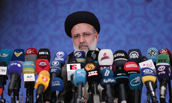 الرئيس الإيراني: أساس حكومة الـ 13 هو التوازن في علاقتها مع كل دول العالم