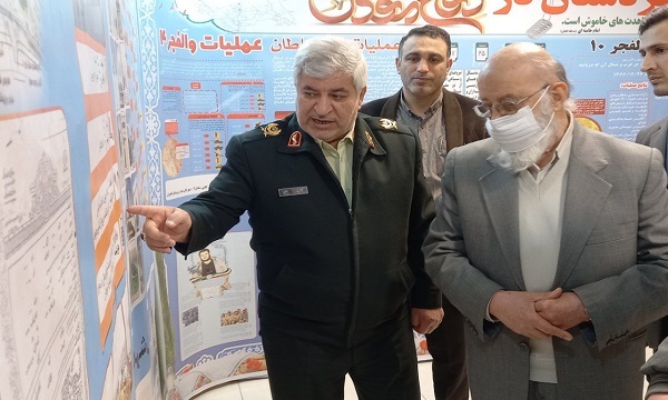 زار رئیس المجلس البلدی فی طهران معرض الجهاد و المقاومة