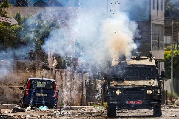 الاحتلال يواصل مداهمة منازل الفلسطينيين: اعتقالات واشتباكات في الضفة