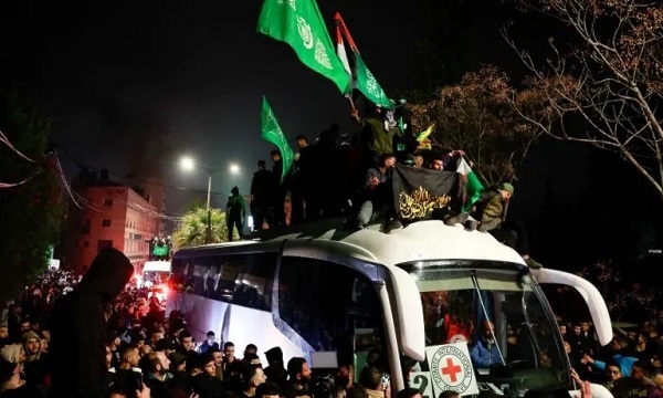 تحرير 90 أسيراً فلسطينياً في أول أيام التبادل.. والاحتفالات تعم الضفة الغربية