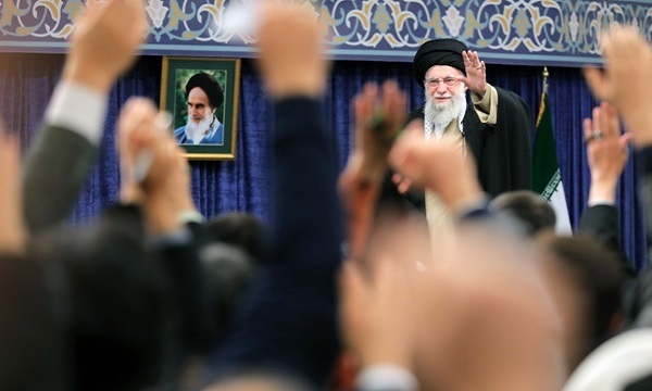 قائد الثورة الاسلامية یستقبل الآلاف من أهالي قم