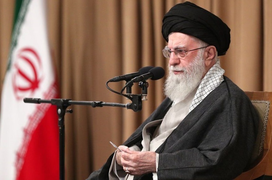 الإمام الخامنئي رداً على مزاعم ترامب بتدمير الصناعة النووية الايرانية: حسناً فليستمروا في الوهم