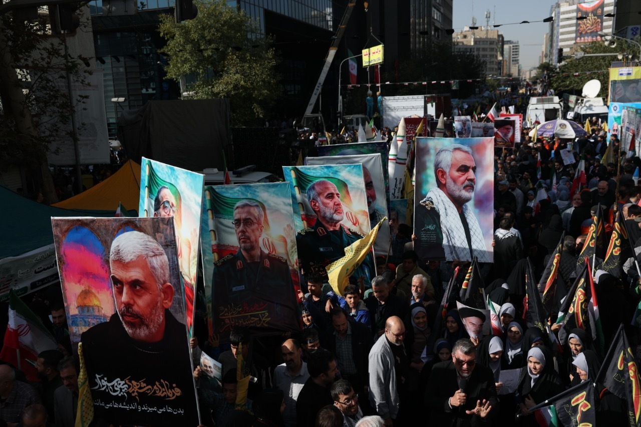 البيان الختامي لمسيرات مقارعة الاستكبار العالمي.. تعزيز القدرات الدفاعية أمر غير قابل للتفاوض البيان الختامي لمسيرات مقارعة الاستكبار العالمي.. تعزيز القدرات الدفاعية أمر غير قابل للتفاوض