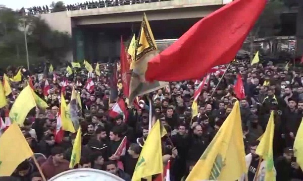 تظاهرة حاشدة عند طريق مطار بيروت استنكاراً للتدخل الاسرائيلي وإملاء الشروط واستباحة السيادة الوطنية اللبنانية