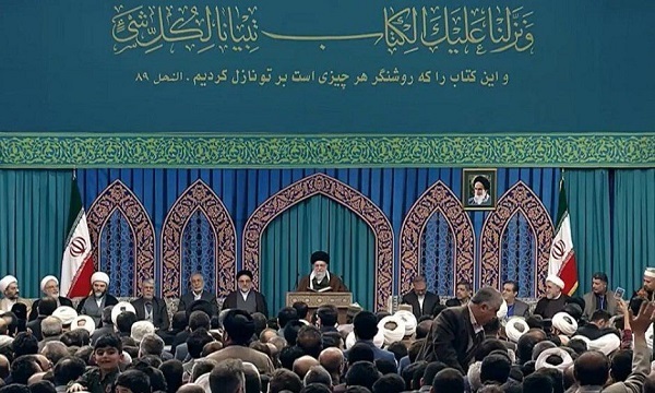 المشاركون في المسابقة الدولية للقرآن الكريم يلتقون قائد الثورة الاسلامية