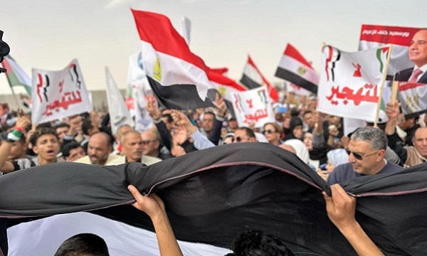 تزامناً مع زيارة ماكرون.. آلاف المصريين يحتشدون في العريش رفضاً لتهجير الفلسطينيين