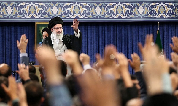 قائد الثورة الاسلامية: الجمهورية الإسلامية لا تنتظر الإذن من