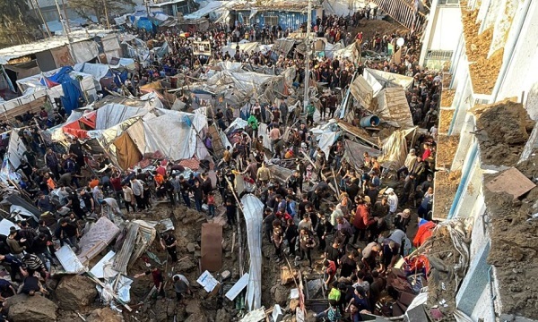 عشرات الشهداء والجرحى في قصف إسرائيلي لمدرسة نازحين وسط قطاع غزة