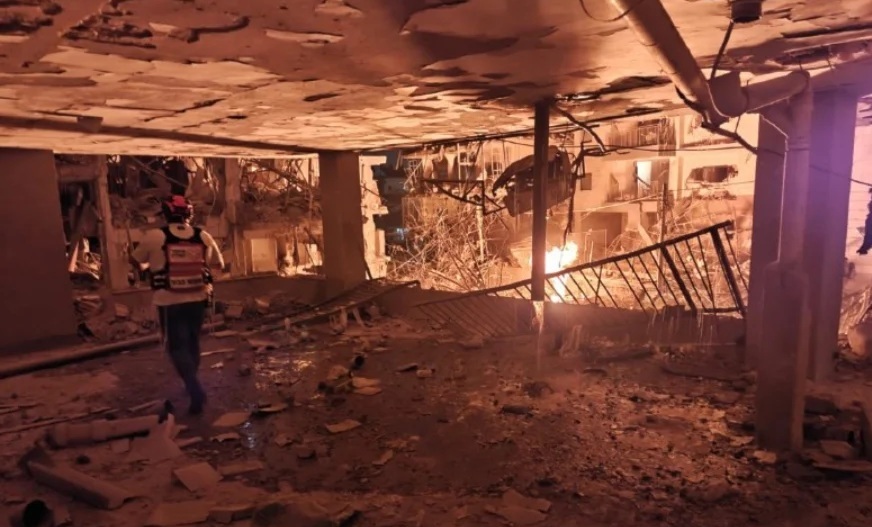هجوم إيراني بالصواريخ والمسيّرات يضرب عمق الاحتلال: قتلى وأكثر من 200 إصابة ودمار هائل