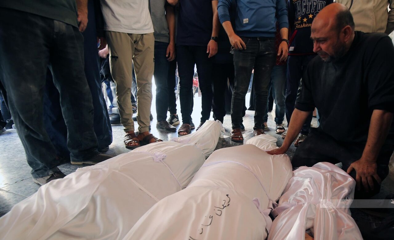 97 شهيداً في غزة بينهم منتظرون للمساعدات في اعتداءات الاحتلال الاسرائیلي