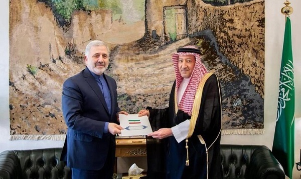 وزير الخارجية الايراني يبعث رسالة خطية لنظيره السعودي