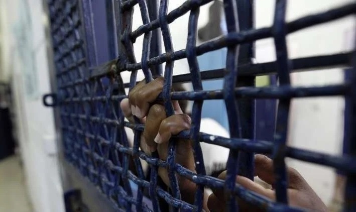 هكذا يُعذَّب الأسرى الفلسطينيون: صور دمار غزة تعلّق أمامهم كحرب نفسية!