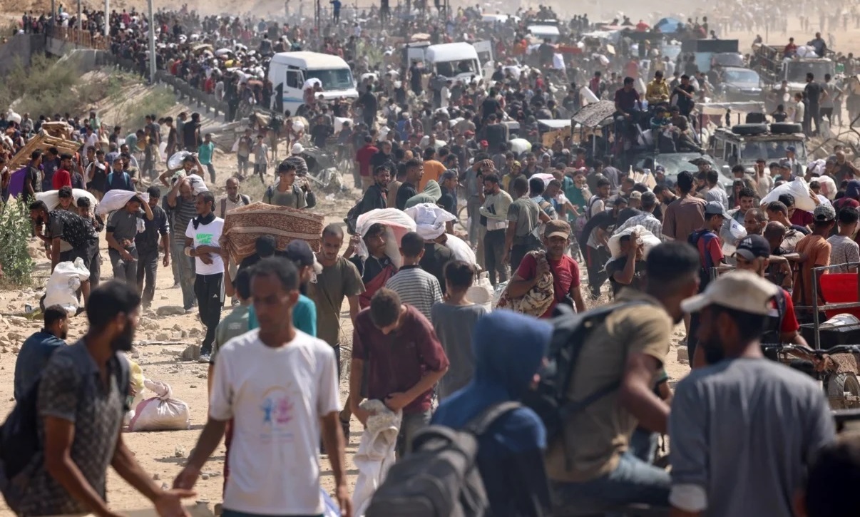 غزة: 20 شهيداً وعشرات الإصابات في انقلاب شاحنة مساعدات فوق منتظريها وسط القطاع