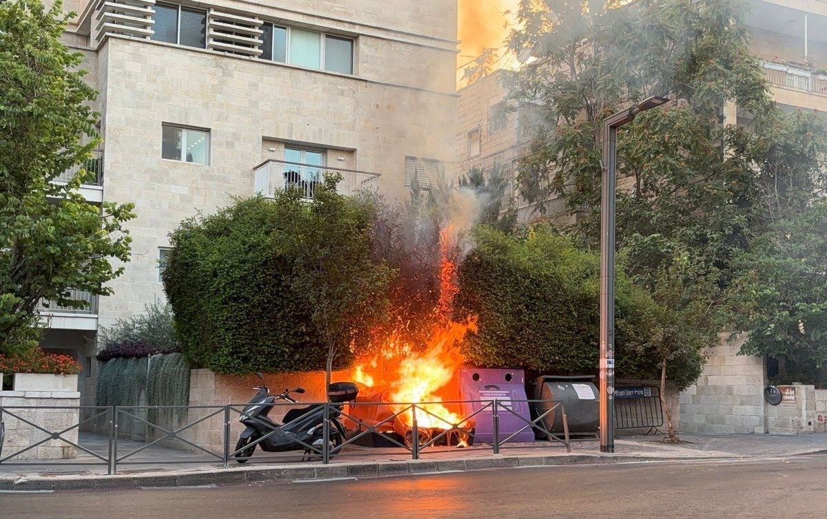 متظاهرون يشعلون النار حول منزل نتنياهو للمطالبة بوقف الحرب على غزة