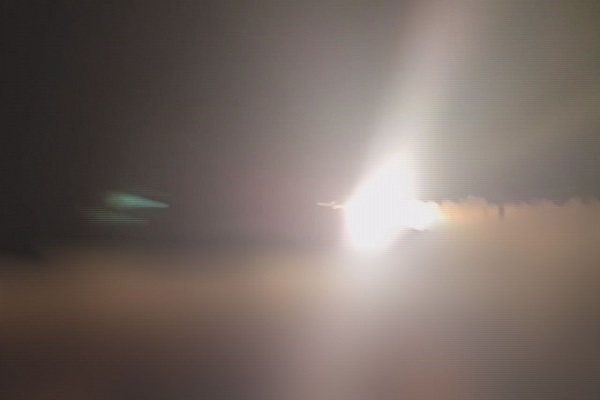 إطلاق صواريخ الميناء إلى البحر ضد حاملة الطائرات أبراهام لينكن