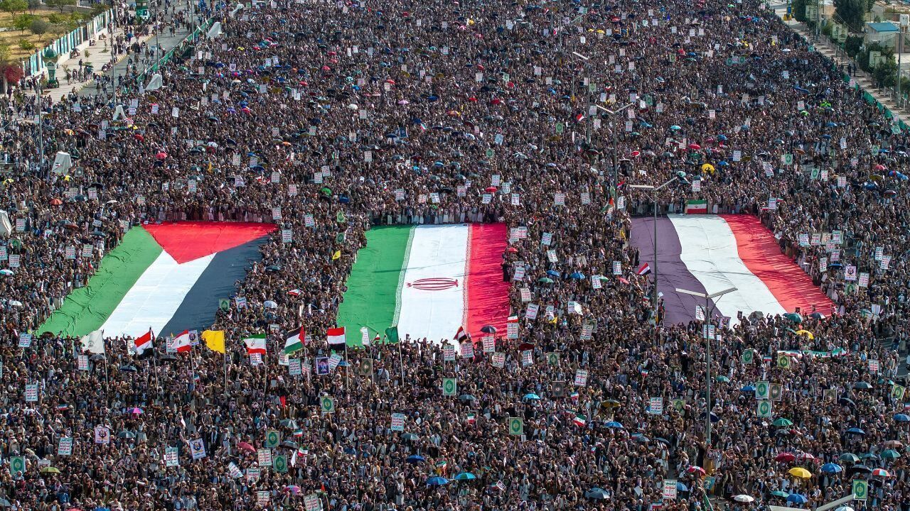 مسيرات حاشدة في اليمن لمباركة انتصار إيران على العدوان ونصرة للمقاومة في لبنان وفلسطين مسيرات حاشدة في اليمن لمباركة انتصار إيران على العدوان ونصرة للمقاومة في لبنان وفلسطين