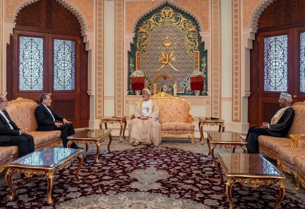 عراقجي يلتقي سلطان عمان عراقجي يلتقي سلطان عمان