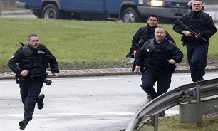 Paris Police Hunt Vehicle as Soldiers Hurt in Levallois-Perret