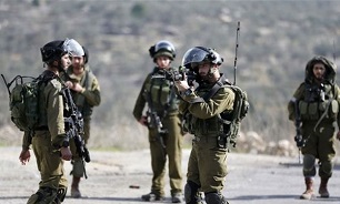 Israeli Army Detains 10 Palestinians from West Bank