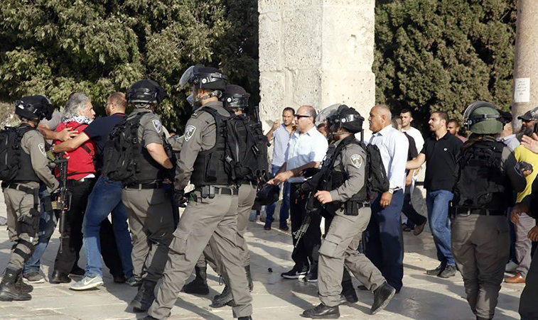 The siege of Al-Aqsa Mosque and attack the invaders to the worshippers and Motakefin.