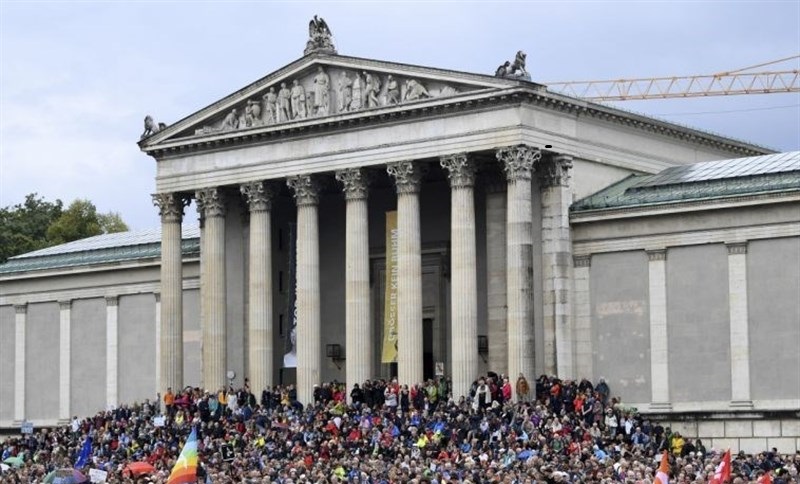 Thousands Rally in Munich to Protest 'Politics of Fear'