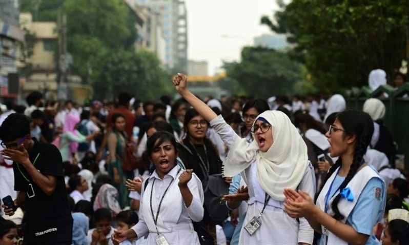 Bangladesh Shuts Down Mobile Internet to Tackle Teen Protests