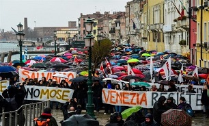 Venetians Protest over Flooding, Cruise Ships