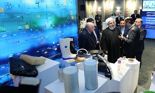 President Rouhani pays visit to exhibition on petchem industry achievements