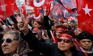 Turks Begin Voting in Local Polls