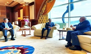Iran’s Zarif Meets with Malaysian PM Mahathir Mohamad