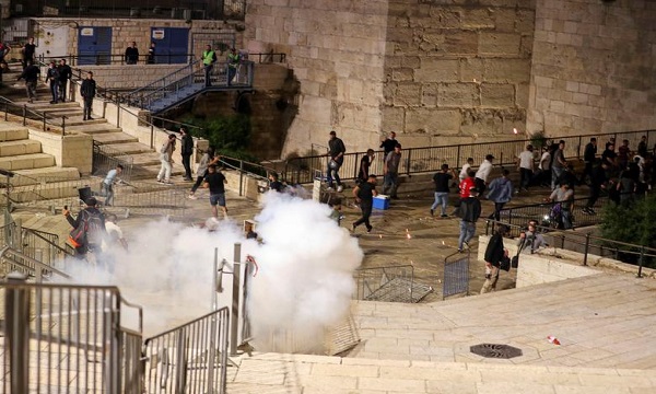 Zionist forces attack Al-Aqsa Mosque, clash with Palestinians