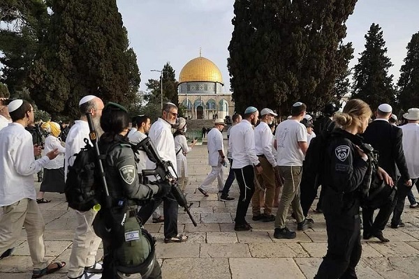 Colonists surge into Al-Aqsa Mosque amidst a strong Zionist security presence