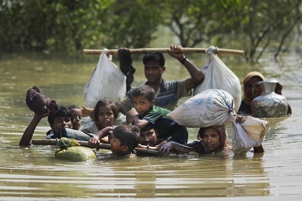 Hundreds of Rohingya Muslims flee to Bangladesh daily
