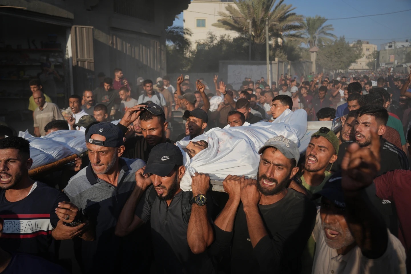 Israeli Withdrawal: Ceasefire and Delivering Aid to Gaza Resume