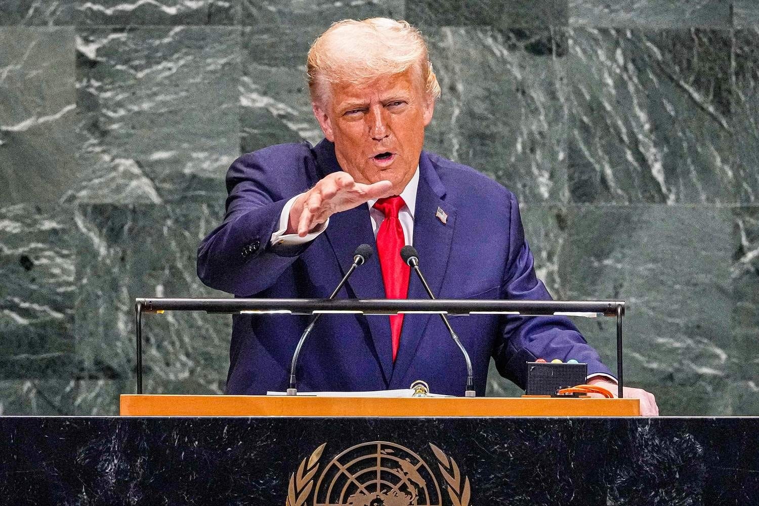 Retreat of American Democracy Against Trump's Dictatorship